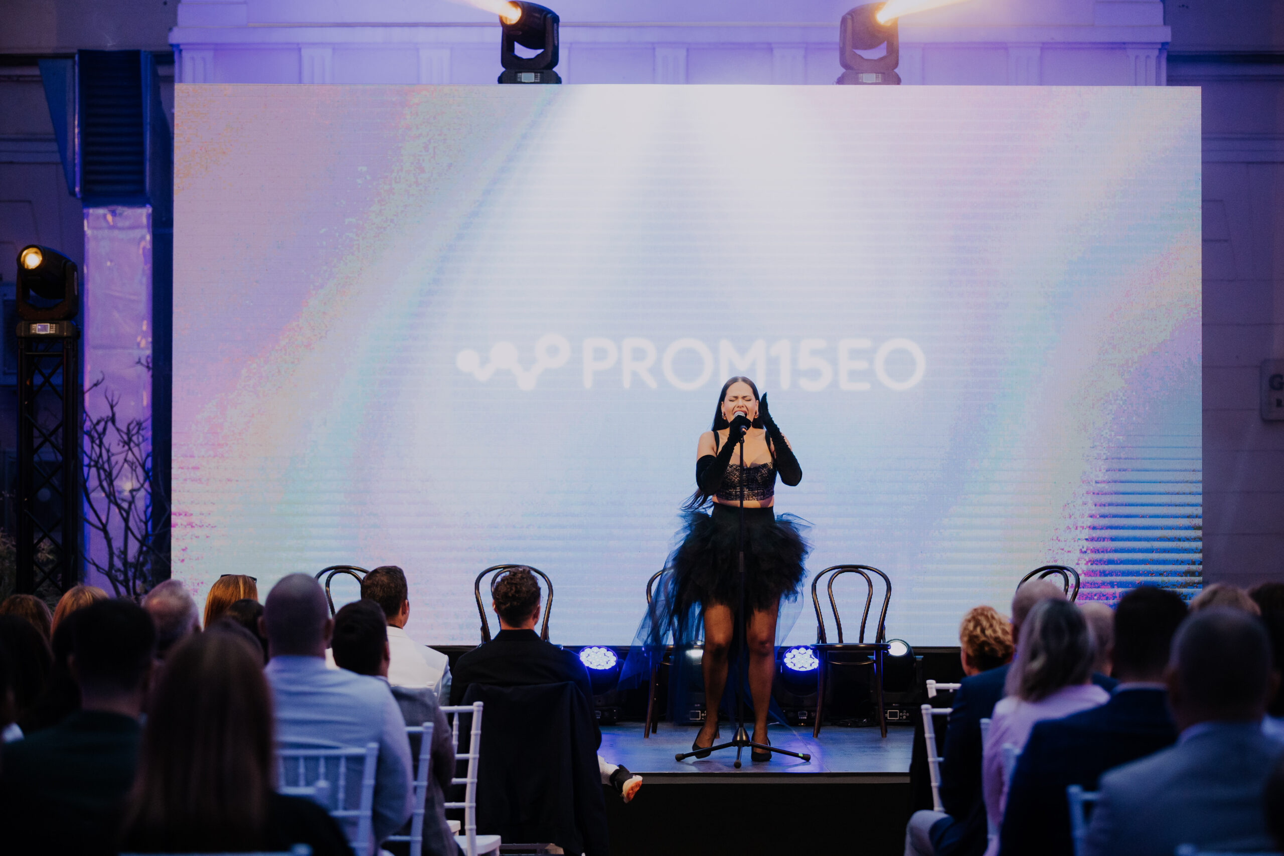 Lina Mayer vystupuje na 15. narodeninách Promiseo