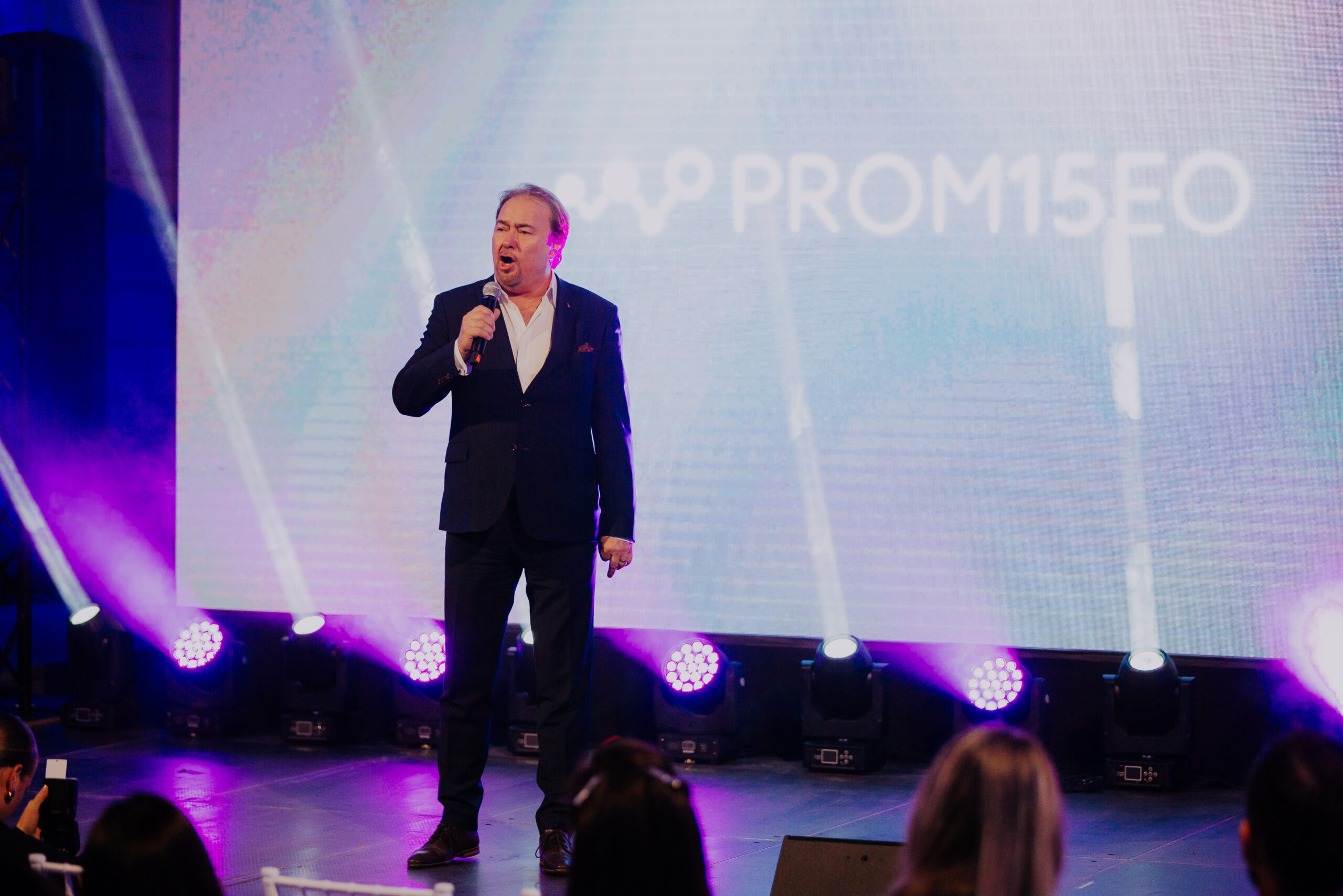 Sólista Jaroslav Dvorský vystupuje na narodeninách Promiseo
