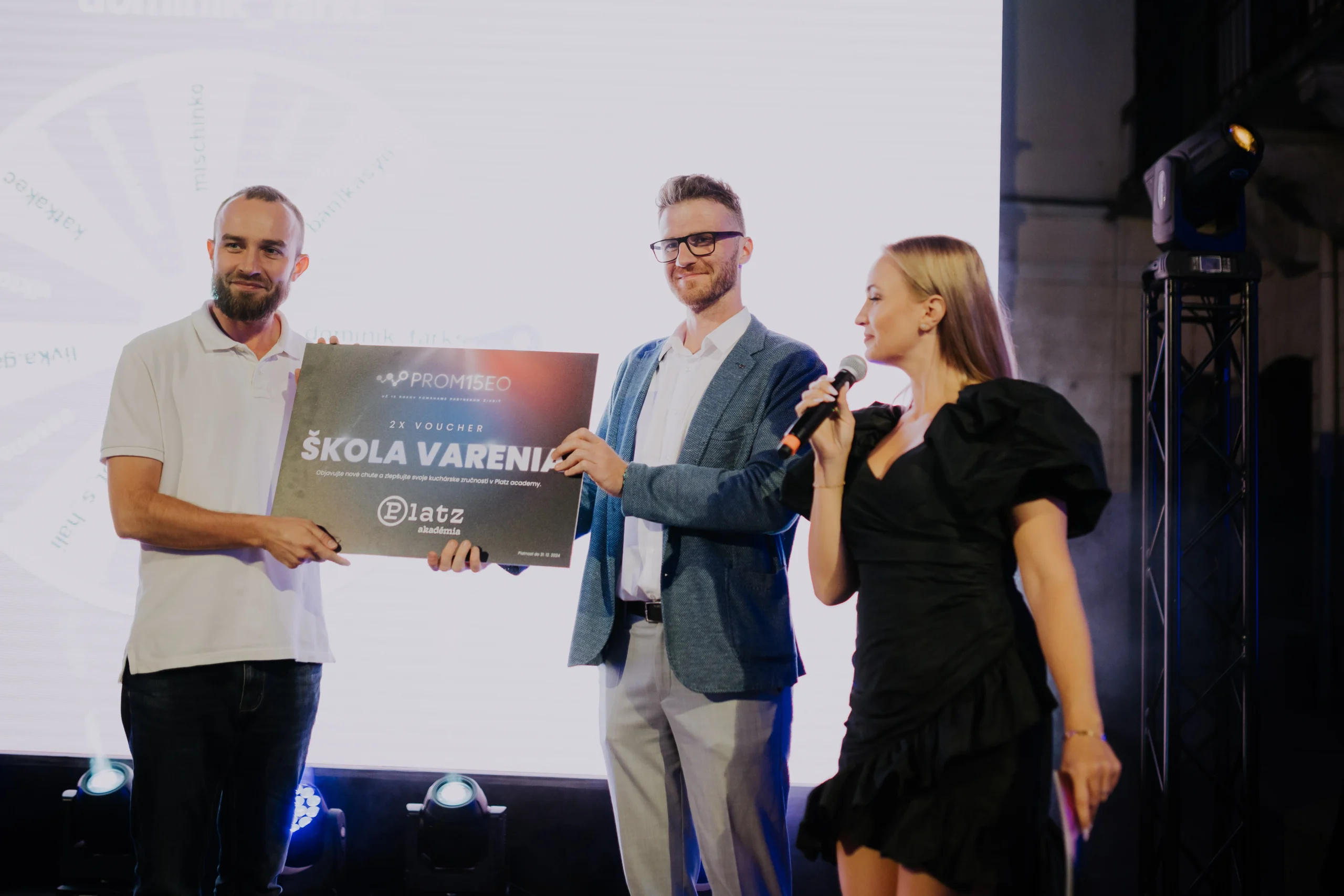 Barbora Krajčírová a Róbert Lelko odovzdávajú cenu