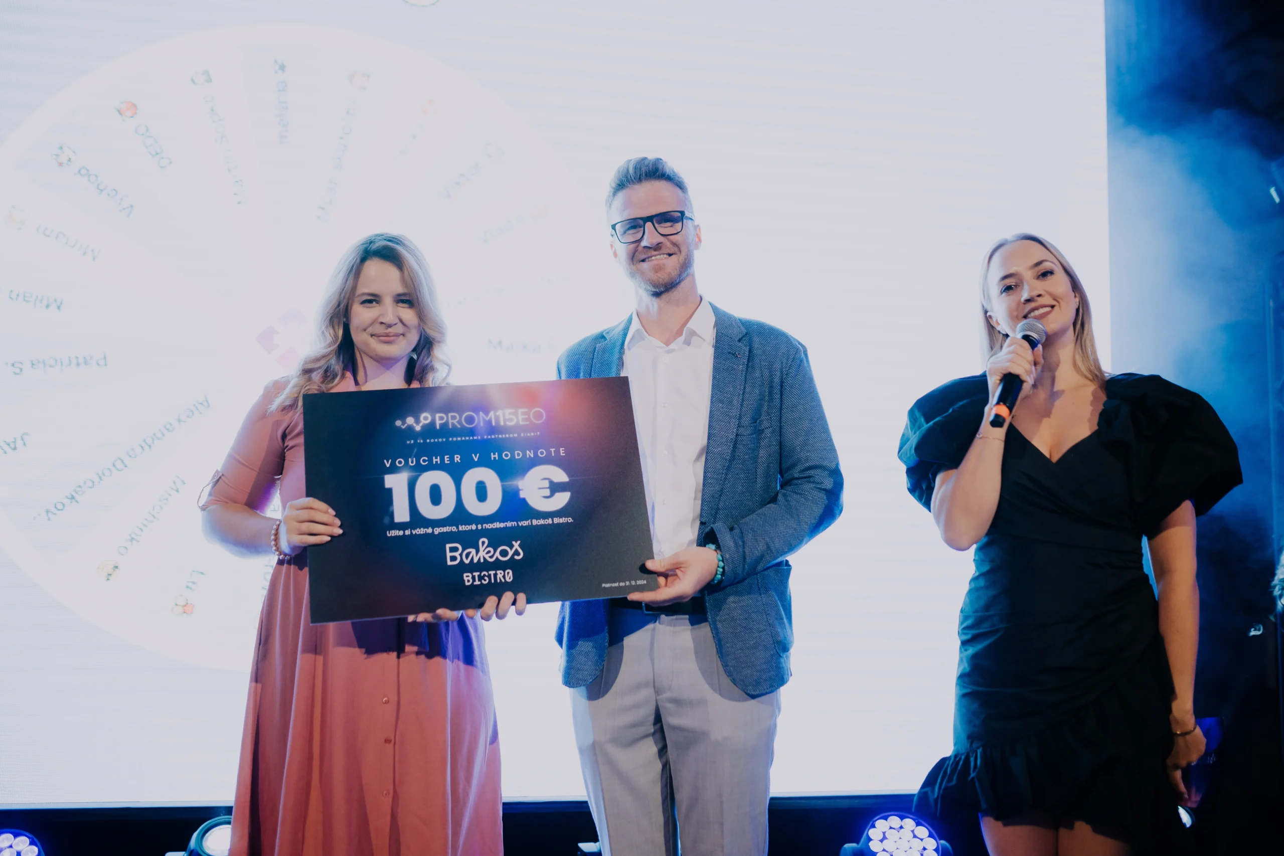 Barbora Krajčírová a Róbert Lelko odovzdávajú cenu